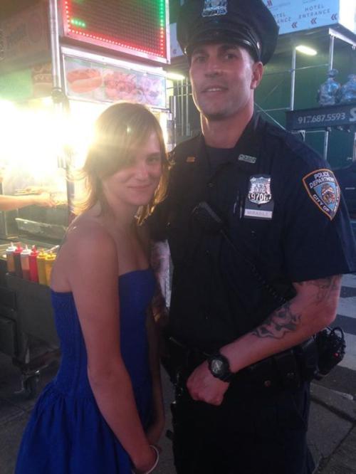 <img500*666:stuff/me_with_a_cop_in_new_York_city.jpg>