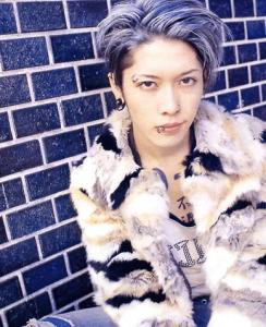 <img0*300:stuff/z/6397/Miyavi/1131297519-2082.jpg>